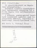 cca 1970 Budapest, új utastájékoztató az Engels téri pályaudvaron, hátoldalon feliratozott MTI sajtó...