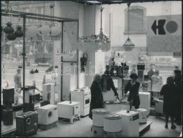 cca 1970 Budapest, háztartási gépek szaküzlete, sajtófotó, 9×12 cm
