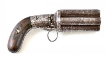 Hat csövű u.n. borsszóró pisztoly. 1826-1850 között. Jelzés nélkül, csak egy beütött 15-ös számmal, jelzett, acél részei díszítettek. Ravasznál sérülés / Saltshaker handgun. pistol. Made between 1826-1850. Unmarked, with floral decor. Braking at trigger. 20 cm