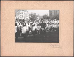 1941 Diáklányok felvonulása magyaros ruhában Marosvásárhelyen, az erdélyi bevonulási ünnepségek keretében, Roth Mária fotója, kartonon, jó állapotban, 17×23 cm
