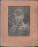 cca 1920 Többszörösen kitüntetett katona nagyméretű fotója, korabeli paszpartuban, 23×17 cm