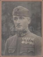 cca 1920 Többszörösen kitüntetett katona nagyméretű fotója, korabeli paszpartuban, 23×17 cm