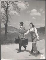 1943 A makrancos hölgy című magyar film eredeti werkfotója Karády Katalinnal és Jávor Pállal, hátoldalán merevítőpapírral, Karády Katalin hagyatékából, 27,5×21 cm