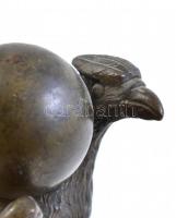 Turul / sas glóbusszal. Bronz szobor. Jelzés nélkül. 13,5 cm