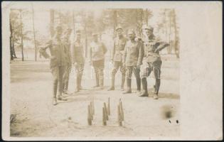 cca 1915 Magyar katonák a fronton kézzel faragott tekebábuk körül, fotó, 8,5×14 cm
