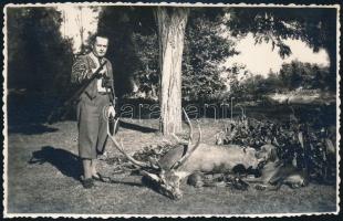 cca 1925 Vadász elejtett szarvasbikával, vizslával, fotó szép állapotban, 8,5×13,5 cm