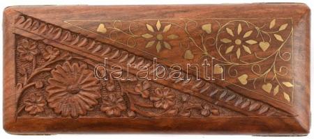 Faragott fa ládika. Réz berakással. 17x7x4 cm