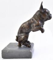 Ülő francia buldog kutya bronz szobor. Műkő talapzaton 11 cm