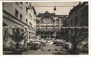 1947 Miskolc, Janits testvérek Korona szállója kertje