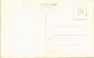 Pécs, kórházi csoportkép nővérekkel, orvosokkal és pappal, kórházi tábla. Könnyű József fényképész, ...