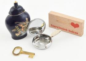 Faragott fa doboz, benne jelzetlen porcelán fűszertartó, kis fém szelence, sérült "Szerelmünk k...