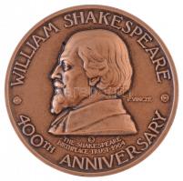 Vincze Pál (1907-1994) 1964. William Shakespeare születésének 400. évfordulója angol nyelvű Br emlékérem eredeti The Skaespeare Birthplace Trust dísztokban (38mm) T:1-