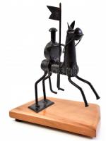 Don Quijote, avantgárd stílusú fém szobor, fa talapzattal, kis kopásnyomokkal, m: 20 cm
