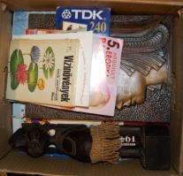 Vegyes bolhapiac tétel: kerámia, nyomtatványok, egyéb nagy karton ládában