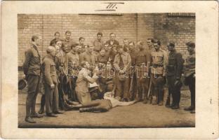 Időtöltés egy budapesti kaszárnyában / Hungarian soldiers in the military barracks. photo (fl)