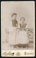 cca 1900 Gyerekek népviseletben, keményhátú fotó Kiss József budapesti műterméből, 11×6,5 cm