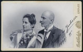 1899 Házaspár portréja, keményhátú fotó Divald Károly Fia eperjesi műterméből, 6,5×10,5 cm