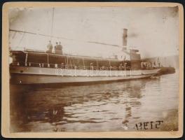 1899 Kirándulóhajó, keményhátú fotó, hátoldalon felirattal, 9×12 cm