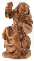 Borozó szerzetes, faragott fa szobor, kis repedésekkel, kopásnyomokkal, m: 20,5 cm