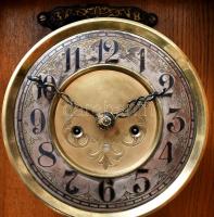 Nagy méretű felesütős, igajáratos falióra, szép tokkal, fazettált üvegekkel, vésett réz számlapokkal...