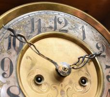 Nagy méretű felesütős, igajáratos falióra, szép tokkal, fazettált üvegekkel, vésett réz számlapokkal...