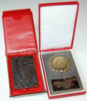 2 db szocreál emlékplakett