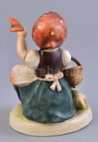 Hummel kerámia éneklő kislány, kézzel festett, jelzett, kis kopásnyomokkal, m: 12 cm