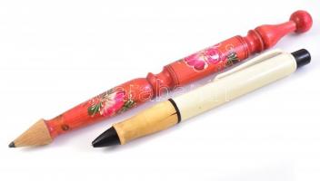 Óriás golyóstoll, műanyag, felső részén repedéssel, h: 33 cm + Óriás fa ceruza, kézzel festett virágokkal díszített, h: 48 cm