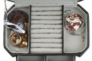 Fekete lakk ékszertartó táska, 3 fiókkal, tükörrel, kulccsal, benne bizsukkal, fülén kis sérüléssel,...