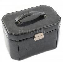 Fekete lakk ékszertartó táska, 3 fiókkal, tükörrel, kulccsal, benne bizsukkal, fülén kis sérüléssel,...