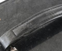 Fekete lakk ékszertartó táska, 3 fiókkal, tükörrel, kulccsal, benne bizsukkal, fülén kis sérüléssel,...