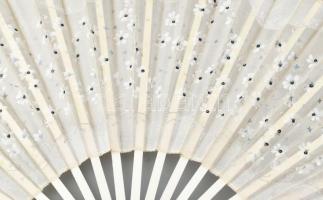 Régi selyem legyező, virágmintával, gróf Hugonnai Vilma orvosnő hagyatékából, h: 30 cm