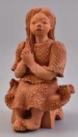 Illár Erzsébet (1940-): Fésülködő lányka terrakotta szobor jelzett m: 18 cm