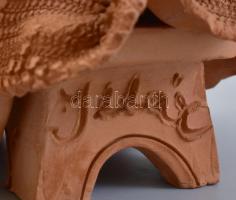 Illár Erzsébet (1940-): Fésülködő lányka terrakotta szobor jelzett m: 18 cm