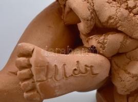 Illár Erzsébet (1940-): Ábrándozó lányka terrakotta szobor jelzett m: 16x8 cm