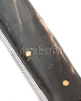 Körmöző bicska, szaru nyéllel, apró kopásnyomokkal, nyélen egy egészen apró csorbával, h: 16 cm