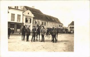 Nagyszeben, Hermannstadt, Sibiu; tér, Frieda Zimmerer üzlete, gyógyszertár, étterem, magyar lovas katonák / square, shops, pharmacy, restaurant, Hungarian cavalrymen. photo