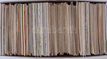 Kb. 650 db MODERN üdvözlő motívum képeslap dobozban / Cca. 650 modern greeting motive postcards in a...