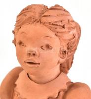 Illár Erzsébet ((1940): Éneklő lányka terrakotta szobor, jelzett m: 18 cm