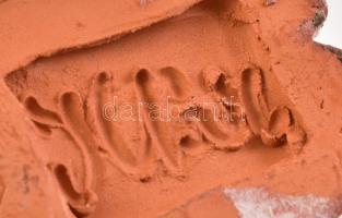 Illár Erzsébet ((1940): Éneklő lányka terrakotta szobor, jelzett m: 18 cm