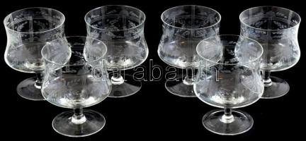 6 db csiszolt konyakos talpas üveg pohár, egyiken apró csorbával a felső peremén, m: 12 cm, d: 9 cm