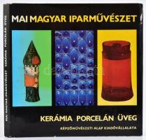 Koczog Ákos: Kerámia, porcelán, üveg. Mai magyar iparművészet. Bp., Képzőművészeti Alap Kiadóvállalata. Kiadói egészvászon kötés, sérült papír védőborítóval, jó állapotban.