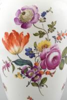 Urnaváza, kézzel festett, aranyozott porcelán, virág és chinoiserie díszítéssel, jelzetlen, hajszál ...