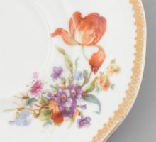 6 db porcelán teáscsésze, 4 db csészealj, 1 db neorokokó vázácska, matricás aranyozott, apró csorbák...