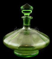 Zöld szakított üveg kiöntő, dugóján kis csorbákkal, kis kopásnyomokkal, m: 18 cm