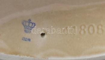 Neorokokó porcelán figura - Enyelgés, kézzel festett, német, jó állapotú, jelzett: Lippelsdorf, m: 1...