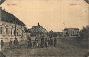 1913 Dunaföldvár, Erzsébet tér. W.L. Bp. 695. (lyuk / pinhole)