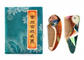 Kínai esküvői hajdísz dobozában, madár motívumos, kézzel festett fa, jó állapotú, jelzett: Changzhou, fésűk mérete: 9 és 8,5 cm