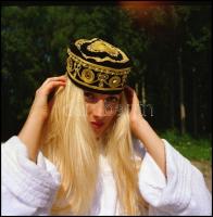 Több fotómodellről, különböző időpontokban és eltérő helyszíneken készült felvételek, jellemzően nem...