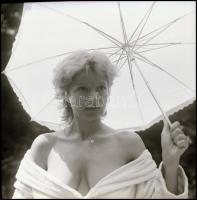 Több fotómodellről, különböző időpontokban és eltérő helyszíneken készült felvételek, jellemzően nem...